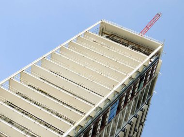 Modern tamamlanmamış çok katlı bina. Modern çok katlı bina yapımı.