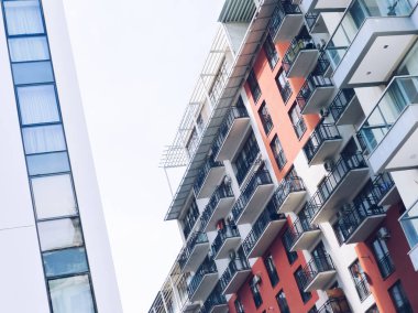 Renkli yüzlü, modern, çok katlı bir bina..