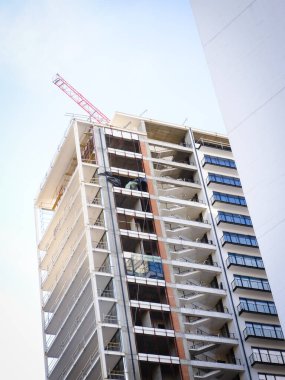 Modern çok katlı bina yapım aşamasında. Tamamlanmamış bina görünümü.