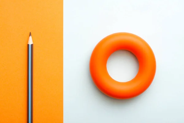 橙色橡胶手抓斗和铅笔 健康生活方式体育活动概念平铺 — 图库照片