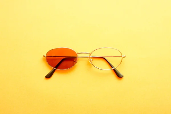 Gafas Sol Con Una Lente Faltante Sobre Fondo Amarillo —  Fotos de Stock