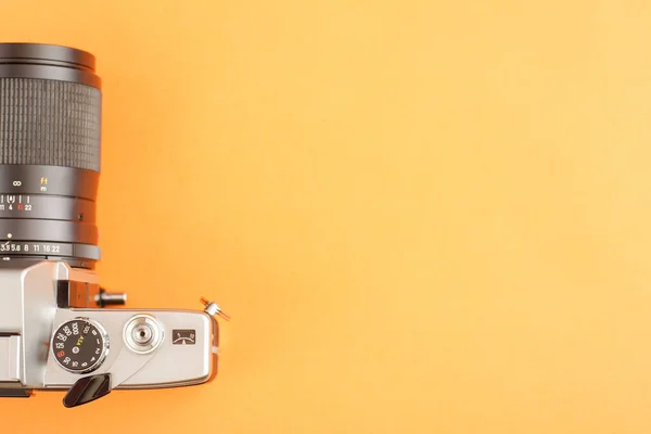 Vintage 35Mm Slr Film Camera Oranje Achtergrond Met Vrije Ruimte — Stockfoto