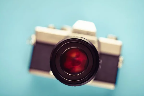 Wazig Beeld Van Vintage 35Mm Filmcamera Film Camera Blauwe Achtergrond — Stockfoto
