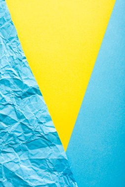 Basit kağıt düz mavi ve sarı renklerde yatıyordu..