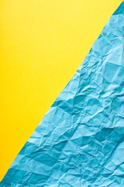 Minimalist kağıt düz sarı ve mavi renklerde yatıyordu.