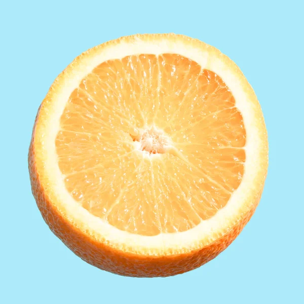Закрыть Изображение Свежего Апельсина Изолированного Голубом Фоне — стоковое фото