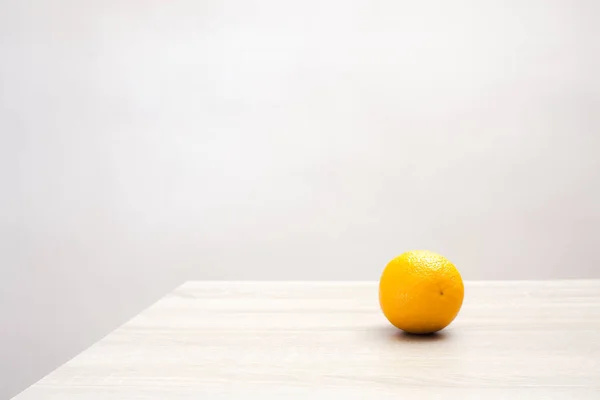 Minimalist Still Life Image Single Orange Table — Foto de Stock