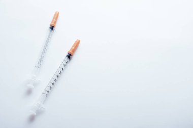 Mavi arka planda tıbbi şırıngalar. Basit ilaç konsepti yatıyordu.