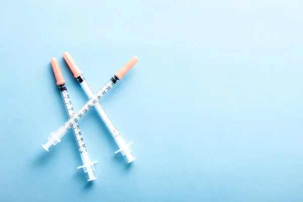 Medical Syringes Blue Background Simple Medicine Concept Flat Lay — Fotografia de Stock