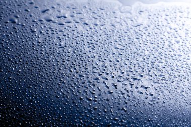 Doplets of water içeren koyu mavi arkaplan.