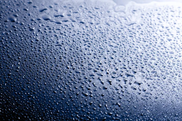 Doplets of water içeren koyu mavi arkaplan.