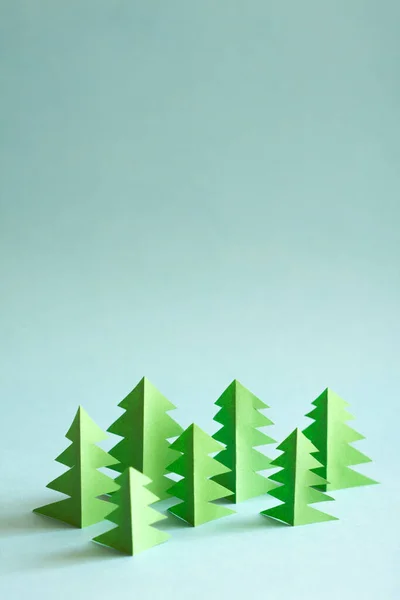 纸森林与免费复制粘贴空间的文字 蓝色背景的绿树 — 图库照片
