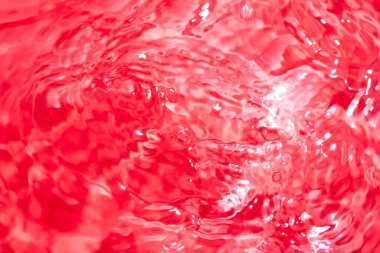 Kırmızı soyut arkaplan bulanık. Canlı kırmızı ile bulanık sıvı yüzey.