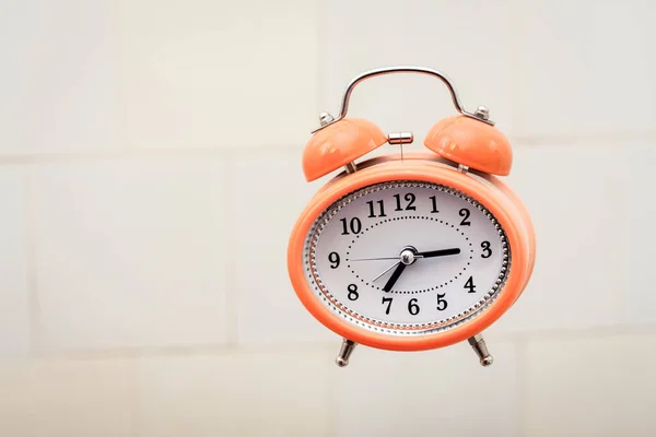 Relógio Alarme Laranja Estilo Retro Voando Banheiro — Fotografia de Stock
