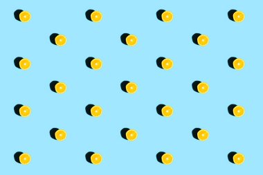 Mavi arkaplanda turuncu parçalar tekrarlanan desen.