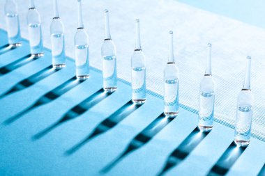 Ampuller bandaj çizgisi boyunca sıralanmış duruyor..