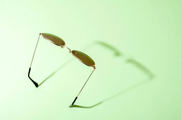 Minimalistyczny Obraz Okularów Przeciwsłonecznych Cieniem Zielonym Tle — Zdjęcie stockowe