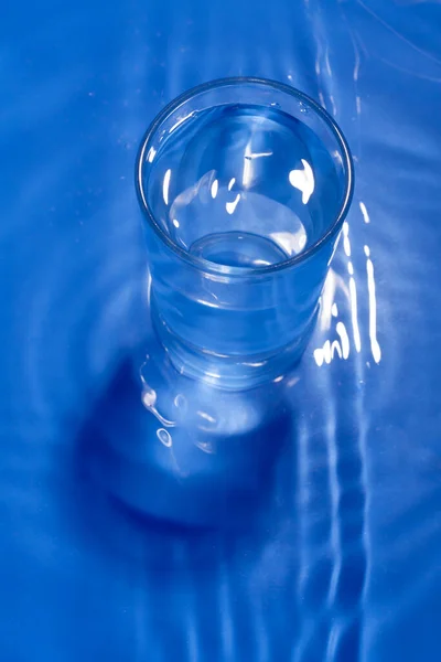 Imaginea Monocromă Albastru Închis Unui Pahar Apă — Fotografie, imagine de stoc