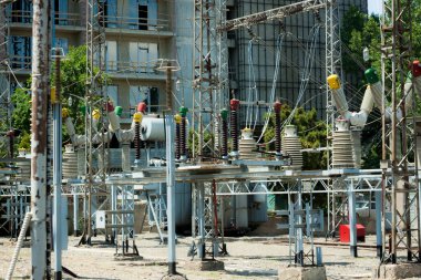 Güneşli bir günde elektrik santrali manzarası. Yüksek voltaj santrali.