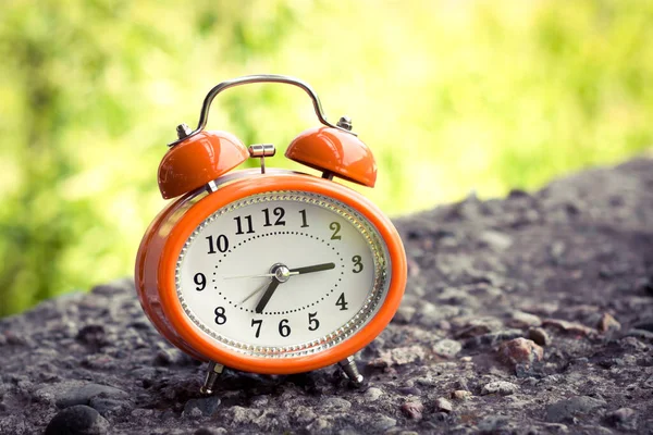 Relógio Alarme Laranja Estilo Vintage Uma Superfície Concreto — Fotografia de Stock