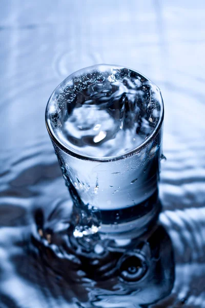 Blauw Monochroom Beeld Van Water Spatten Een Glas — Stockfoto