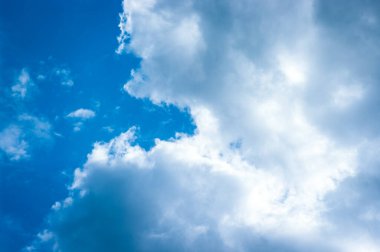 Mavi gökyüzünde güzel bulutlar. Bulutlu mavi gökyüzü.