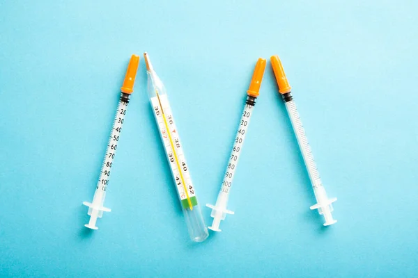 Medical Syringes Blue Background Simple Medicine Concept Flat Lay — Stockfoto
