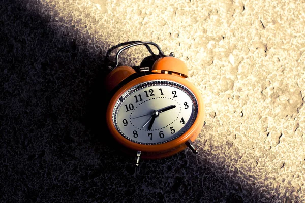 Reloj Despertador Naranja Estilo Vintage Bajo Luz Brillante Sombra Oscura — Foto de Stock