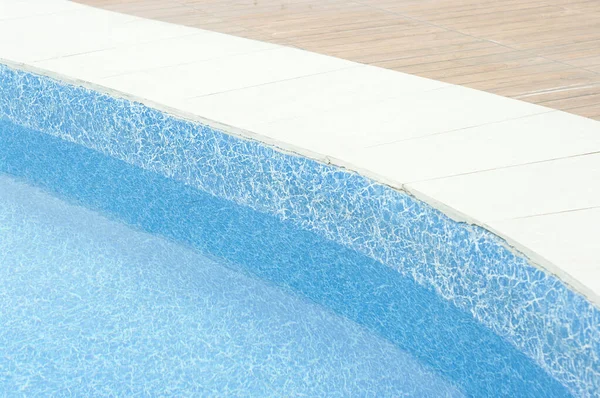 在明亮的阳光下 游泳池里有清澈的蓝水 — 图库照片