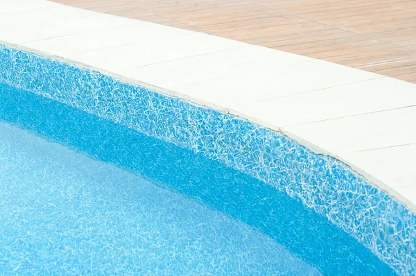 Schwimmbad Mit Klarem Blauem Wasser Hellen Sonnenlicht lizenzfreie Stockfotos