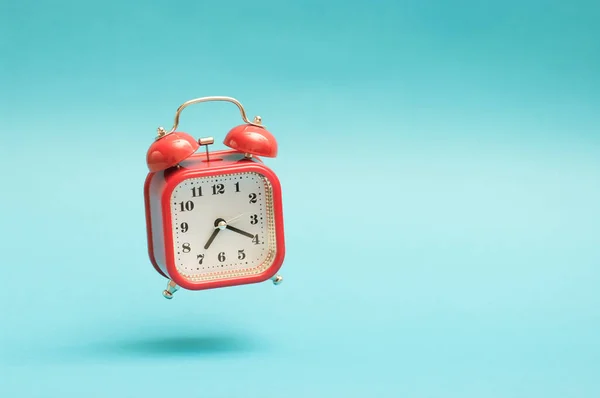 Voando Vermelho Estilo Vintage Relógio Alarme Analógico — Fotografia de Stock