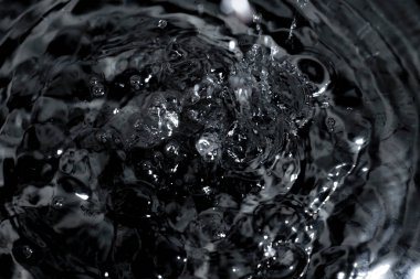 Soyut siyah su yüzeyi arkaplanı. Koyu renk soyut arkaplan sıçratır.