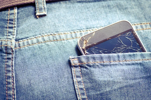 Kaputtes Handy Der Gesäßtasche Jeans Hintergrund Mit Kaputtem Smartphone — Stockfoto