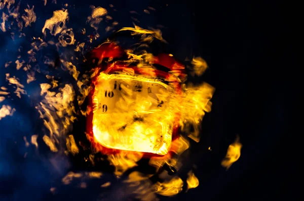 Абстрактный Размытый Фон Красными Часами Горящие Часы Размытом Свете — стоковое фото