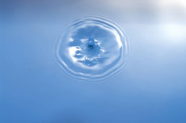 Bulanık, su yüzeyinin yakın görüntüsü. Soyut su arkaplanı.