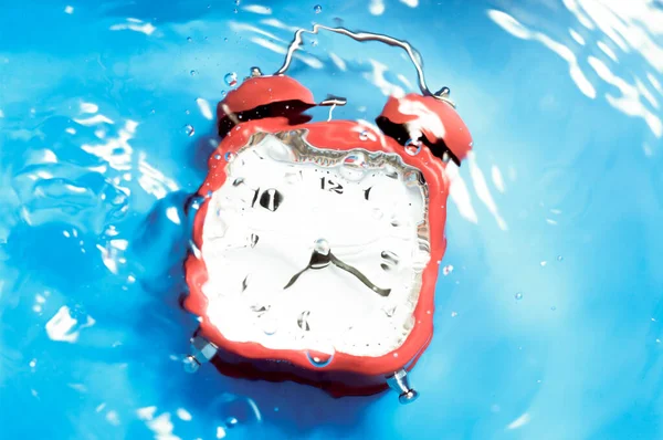 Blurry Image Red Retro Style Alarm Clock Underwater Drowning Clock — Photo