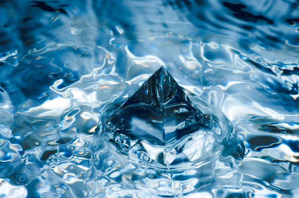 Abstract Blauwe Achtergrond Met Watersplashen Een Geometrisch Object Piramide Het — Stockfoto