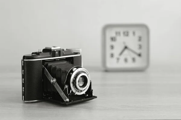 Vintage Analoge Medium Formaat Filmcamera Een Klok Zwart Wit Oude — Stockfoto