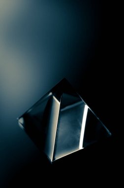 Cam piramidin soyut monokrom görüntüsü