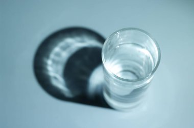 Gölgeli bir bardak su.