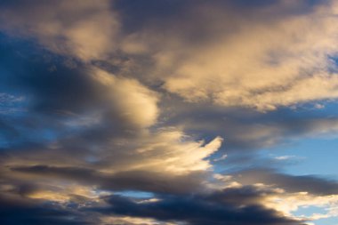 Gökyüzü arka planı çok güzel. Gün batımında gökyüzünde bulutlar.