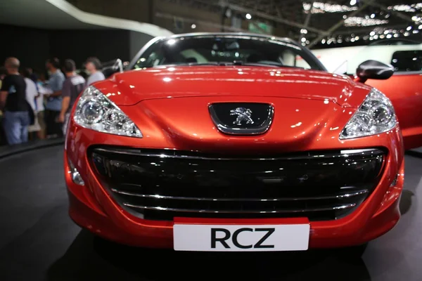 Peugeot RCZ davanti al Salone Internazionale dell'Automobile 2012 a sao paulo — Foto Stock