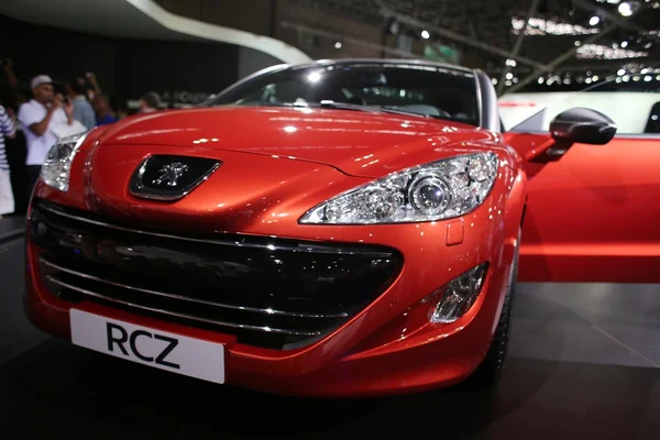Peugeot RCZ davanti al Salone Internazionale dell'Automobile 2012 a sao paulo — Foto Stock
