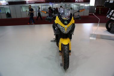 Benelli motosiklet sarı