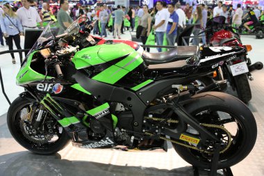 Motosiklet kawasaki ninja yeşil