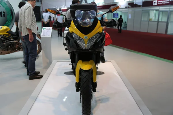 Benelli motorcykel amazonerna — Stockfoto