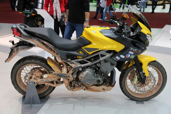 Benelli motorcykel gul — Stockfoto