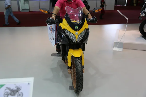 Benelli motocicleta amarelo — Fotografia de Stock