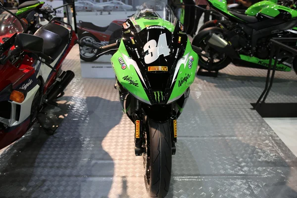 Motorfiets kawasaki ninja groen — Stockfoto