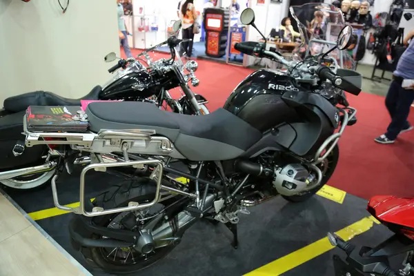 Motorcykel bmw r 1200 svart — Stockfoto